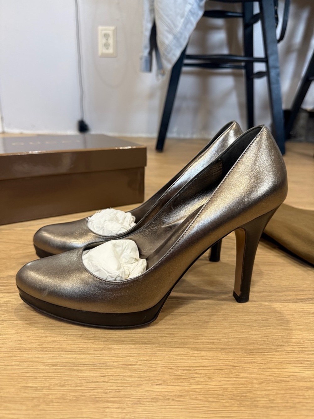 Gucci Metallic Pewter Leather Stiletto Pumps Size 9.5 - Picture 4 of 11